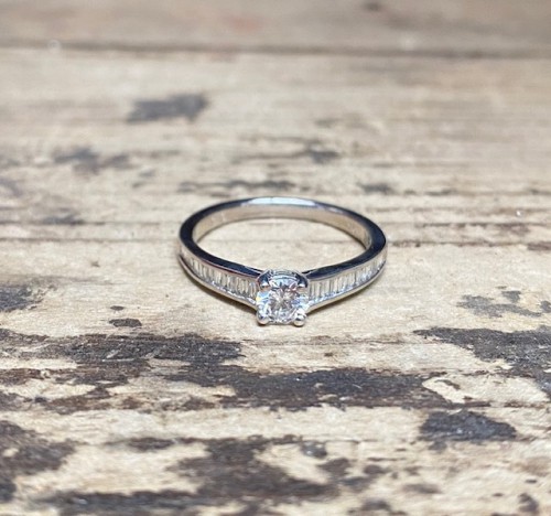 Diamond single stone 9ct ring