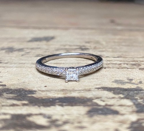 Diamond single stone diamond ring