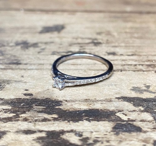 Diamond single stone 9ct ring