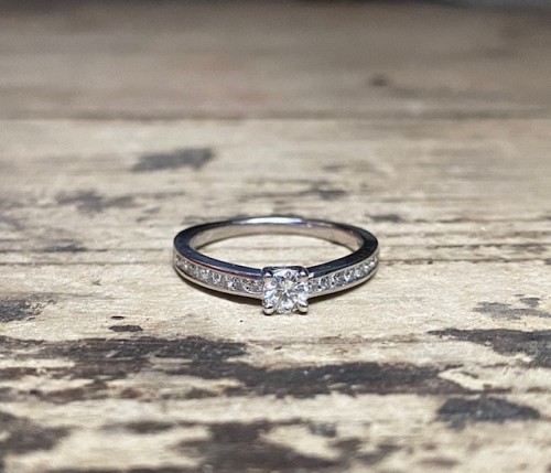 Diamond single stone diamond 9ct ring