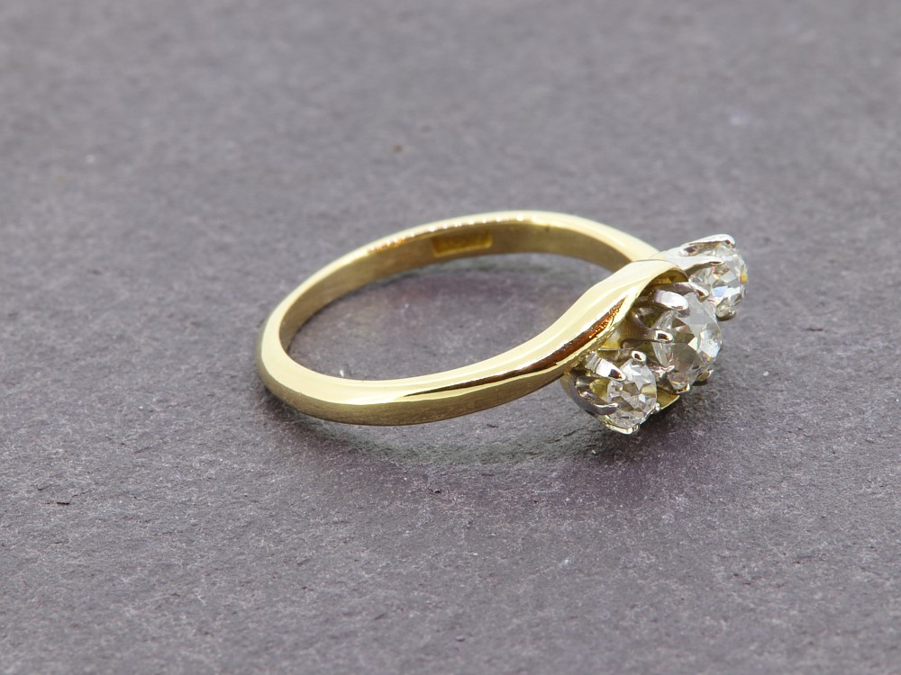 18ct 3 Stone Diamond Ring 975