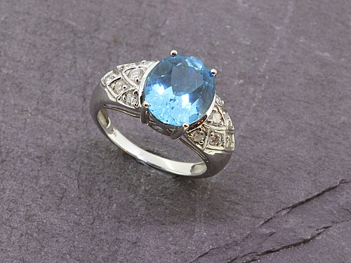18ct Blue Topaz and Diamond Ring