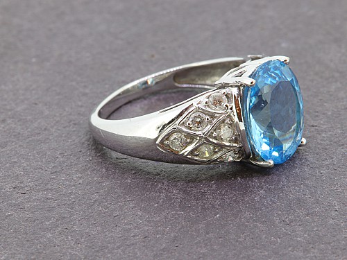 18ct Blue Topaz and Diamond Ring