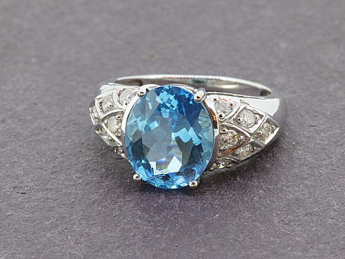 18ct Blue Topaz and Diamond Ring