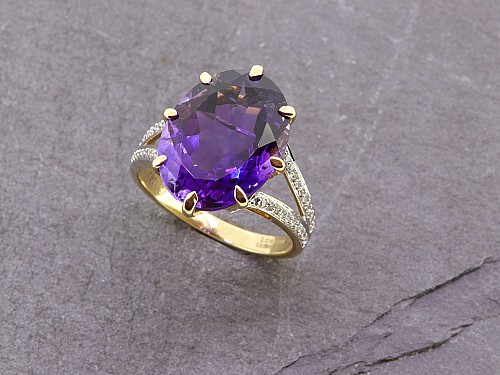 18ct Amethyst & Diamond Ring