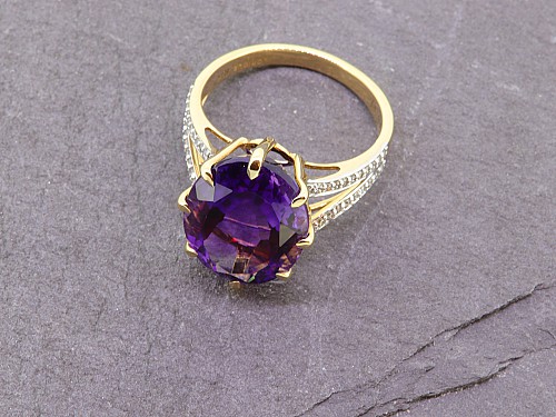 18ct Amethyst & Diamond Ring