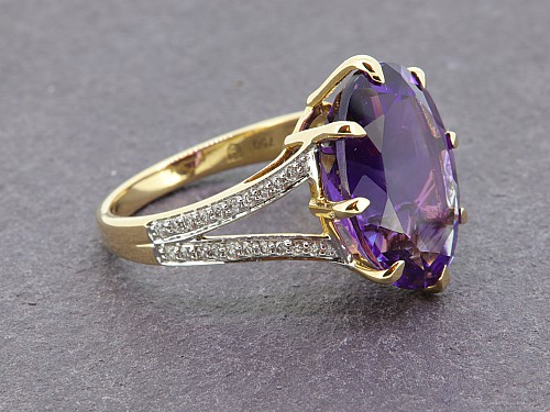 18ct Amethyst & Diamond Ring