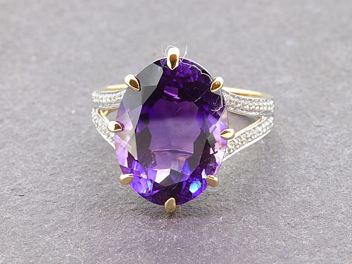 18ct Amethyst & Diamond Ring