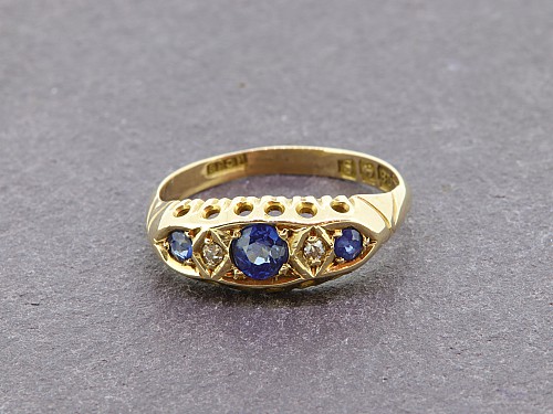 18ct Sapphire & Diamond Ring